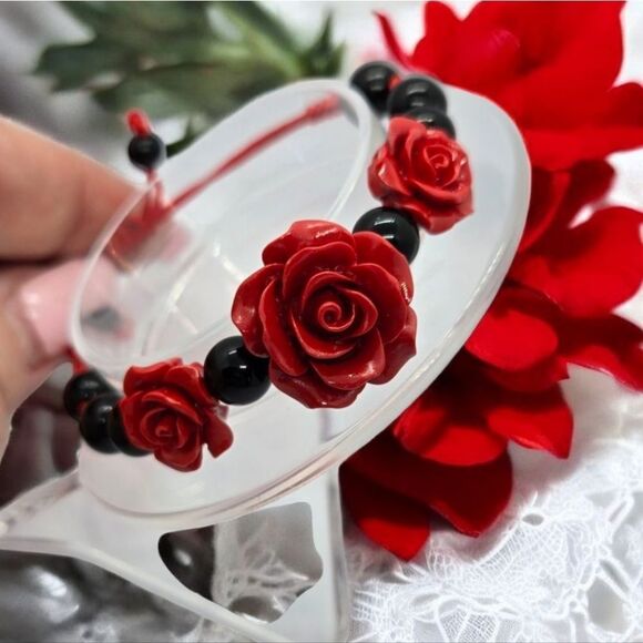 Red Rose Beaded Bracelet Shiny 3D Acrylic Flowers Black Beads Adjustable Cord - Picture 6 of 6